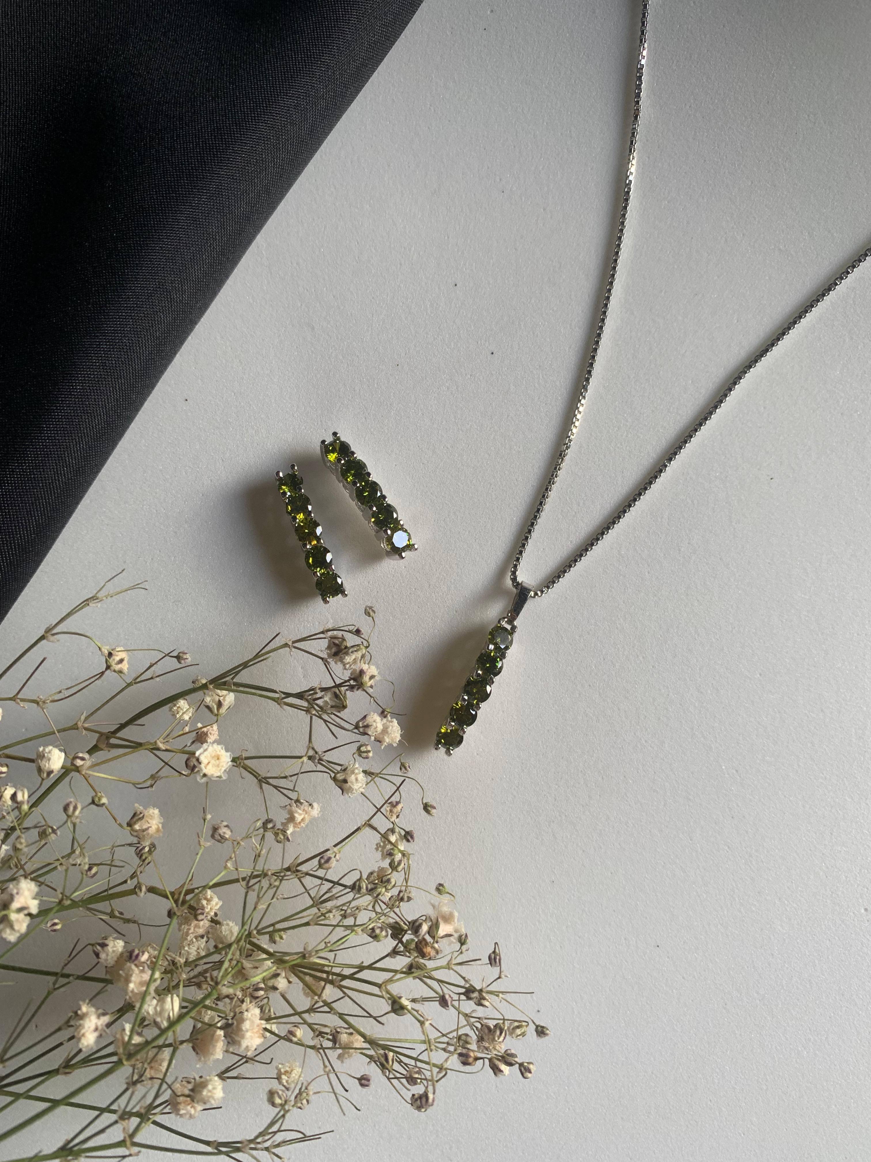 Olive Spark Elegance Set – Necklace & Earrings