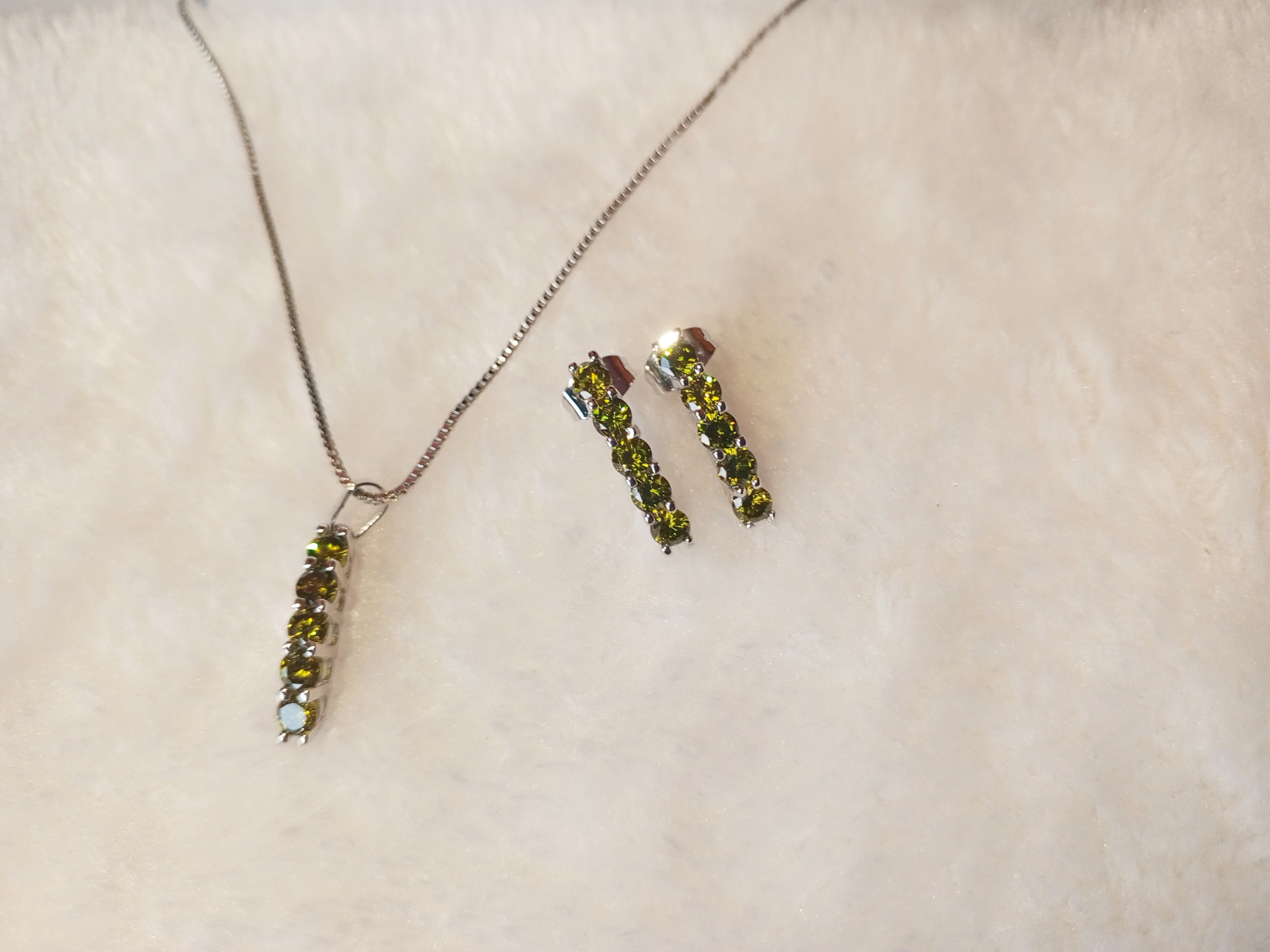 Olive Spark Elegance Set – Necklace & Earrings