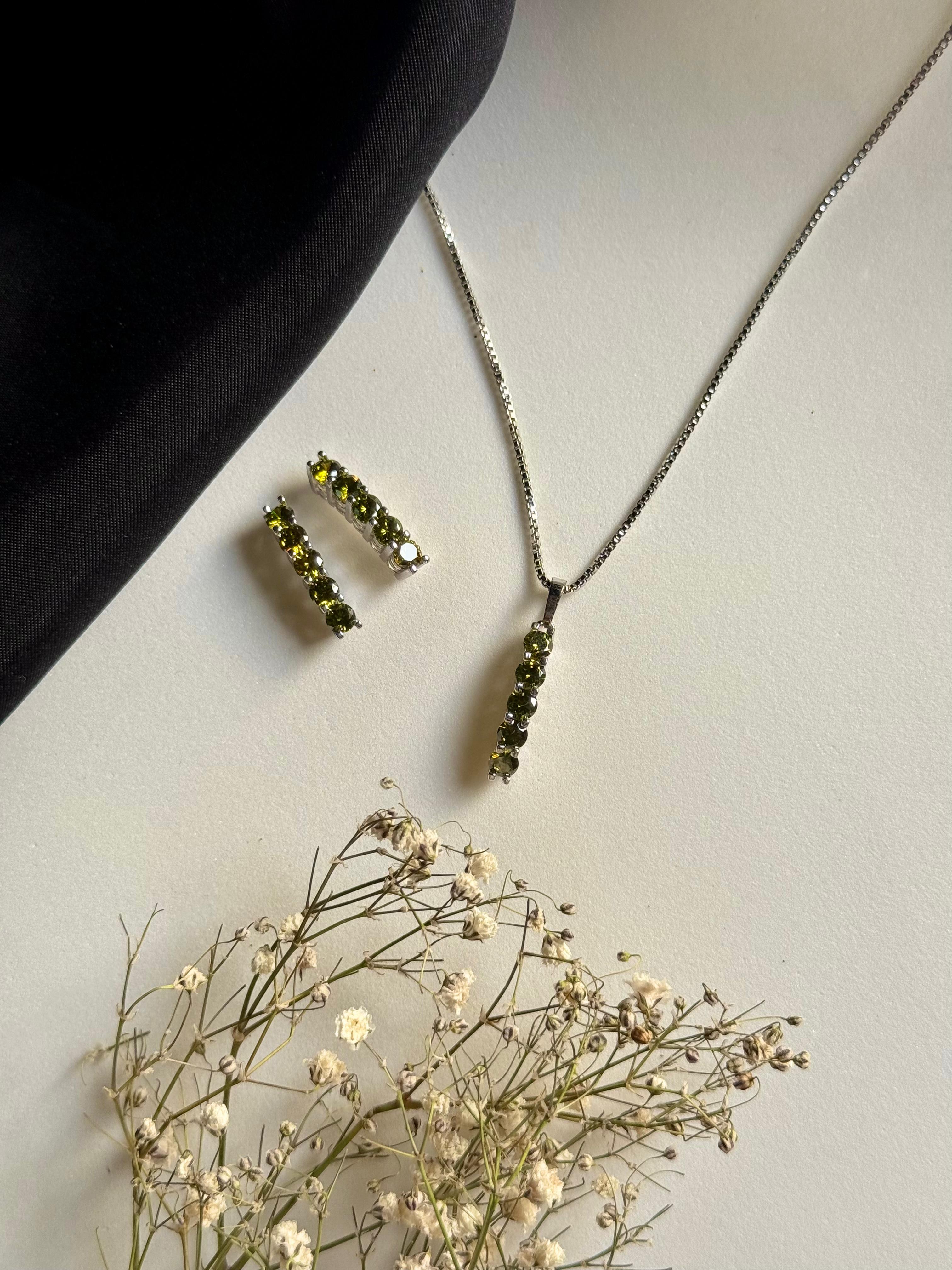 Olive Spark Elegance Set – Necklace & Earrings