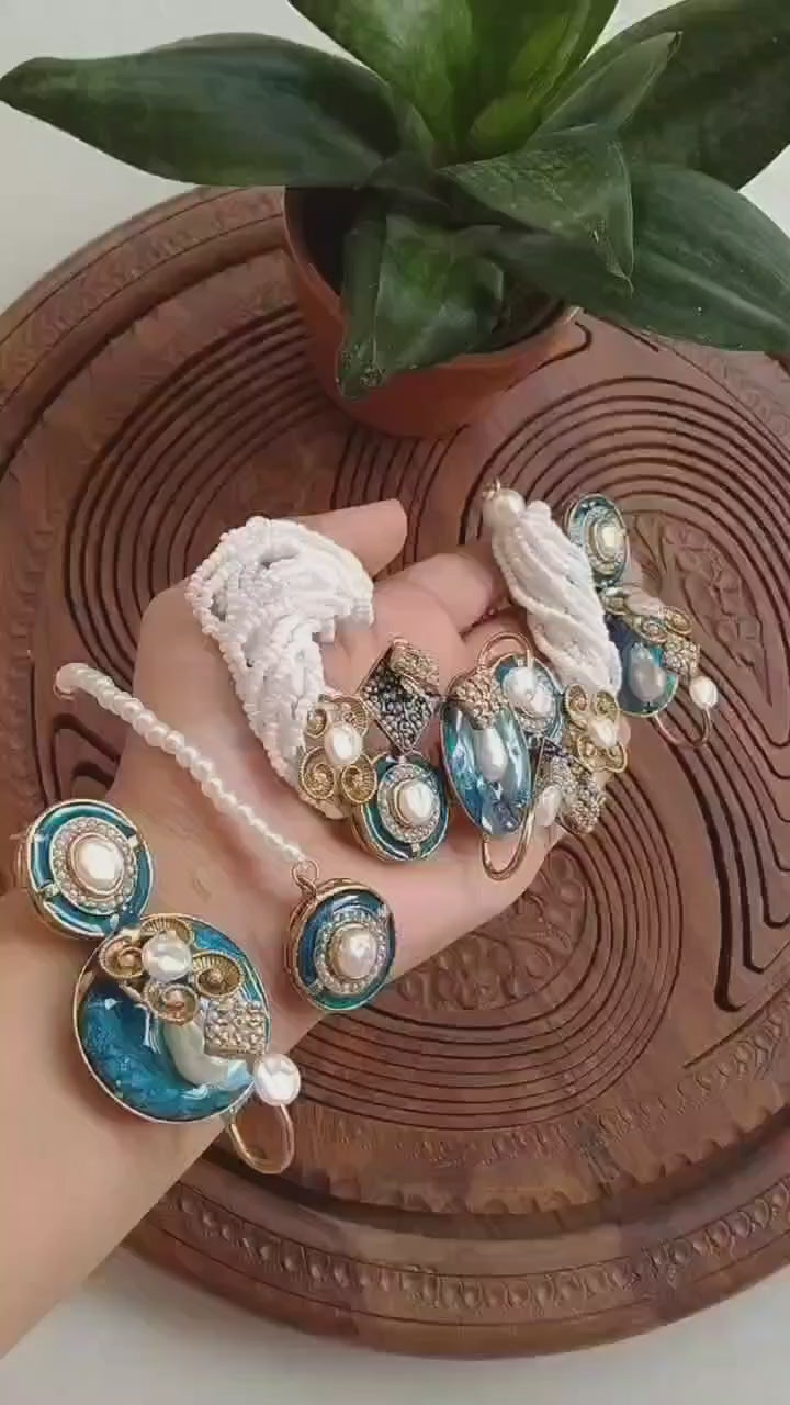 Handmade Meenakari Choker Set (Mother Pearl & Teeka)
